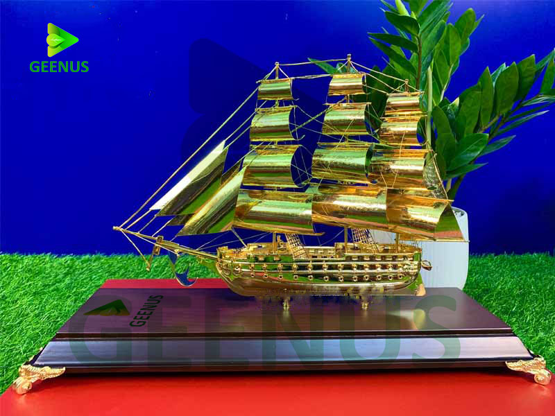 Thuyền dát vàng 01